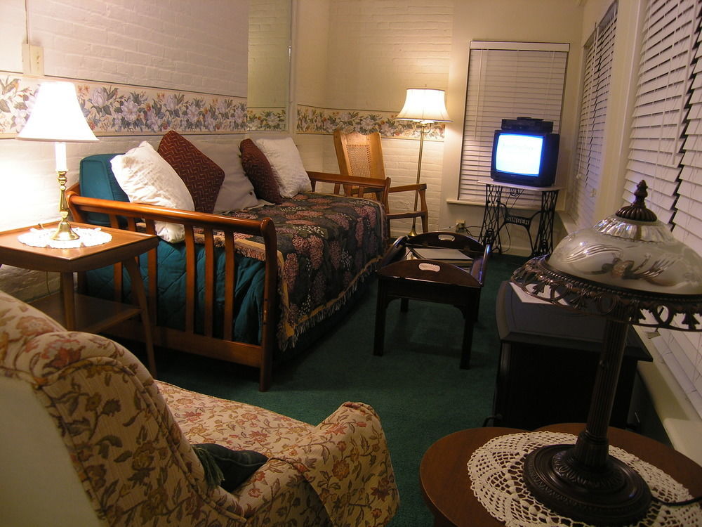 The Carriage Inn Bed And Breakfast Charles Town Extérieur photo