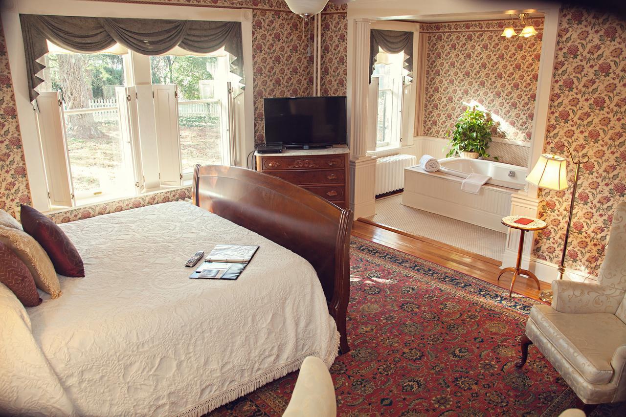 The Carriage Inn Bed And Breakfast Charles Town Extérieur photo