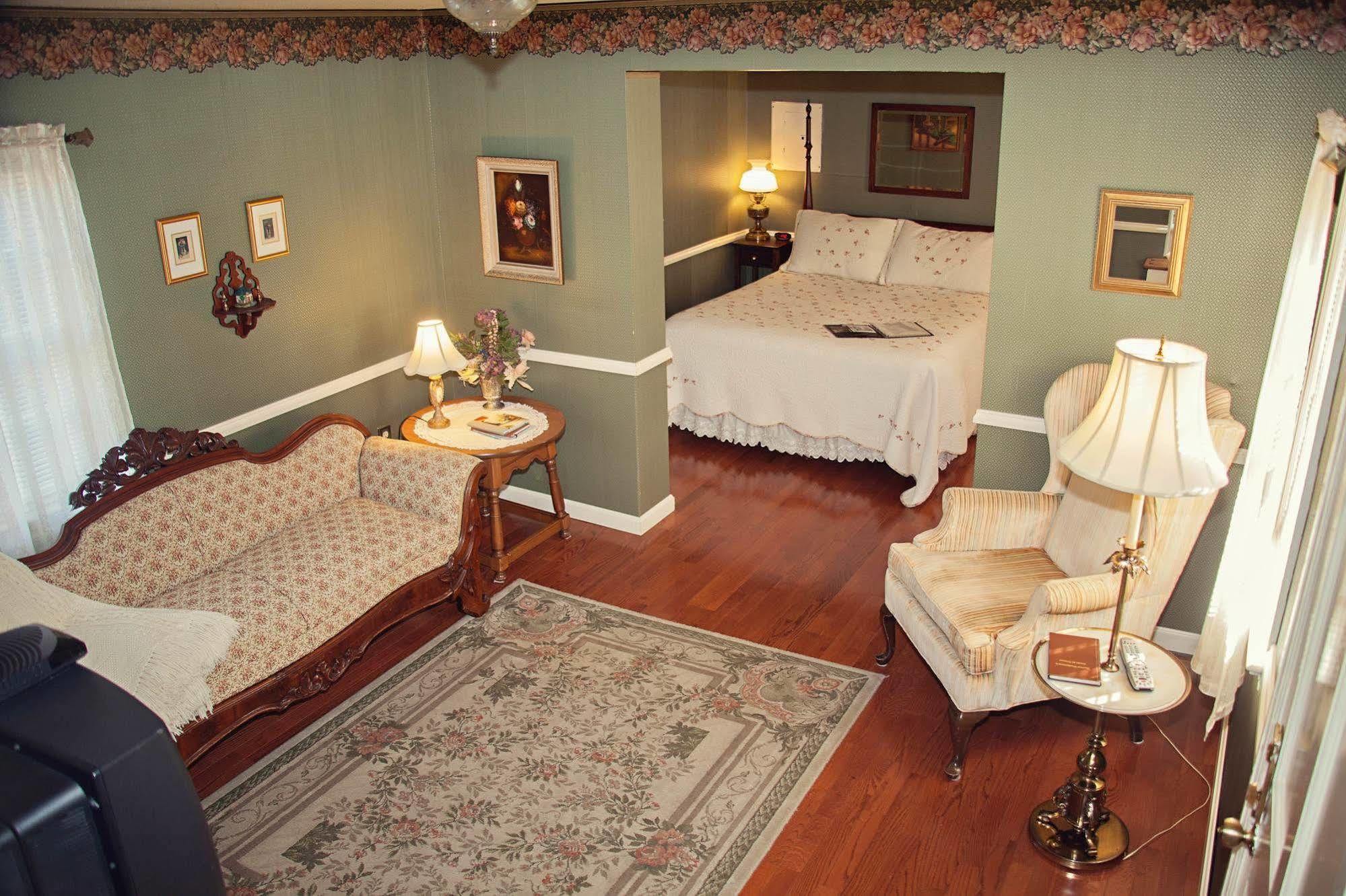 The Carriage Inn Bed And Breakfast Charles Town Extérieur photo