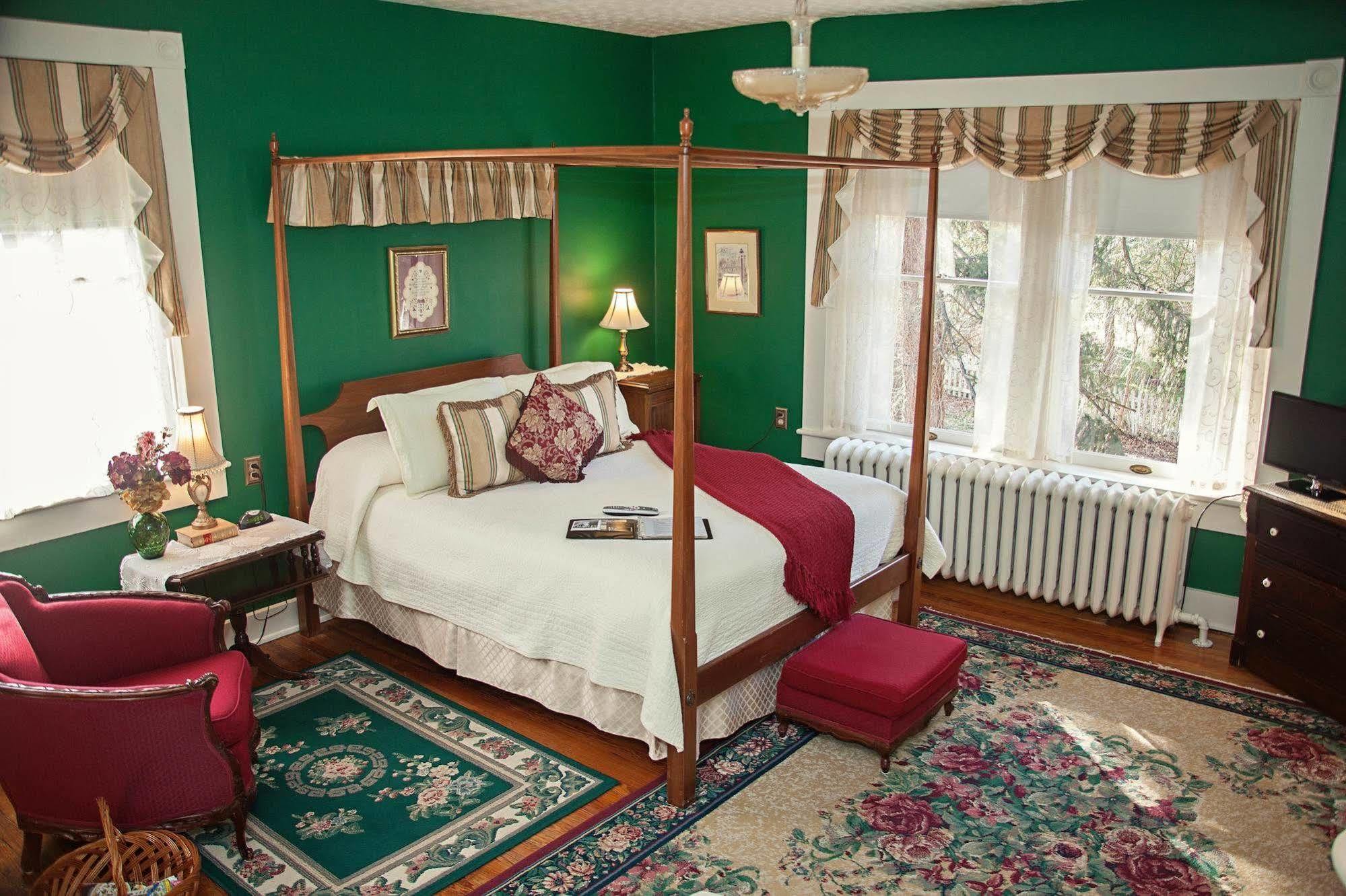 The Carriage Inn Bed And Breakfast Charles Town Extérieur photo
