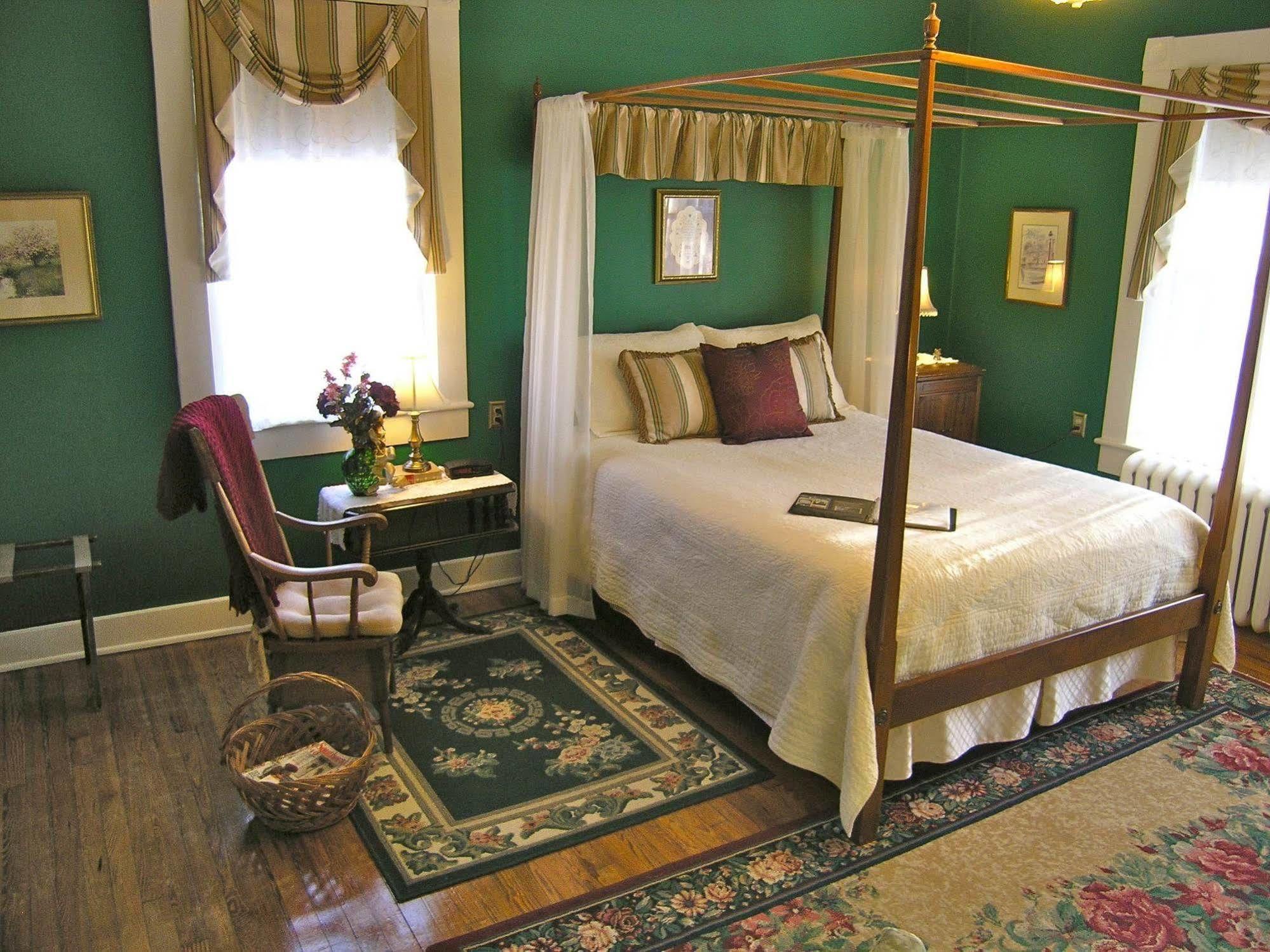 The Carriage Inn Bed And Breakfast Charles Town Extérieur photo